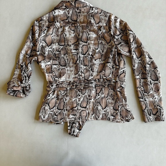 Kut from the Kloth Animal Print Blouse Wrap Tie shirt size medium - Picture 3 of 8